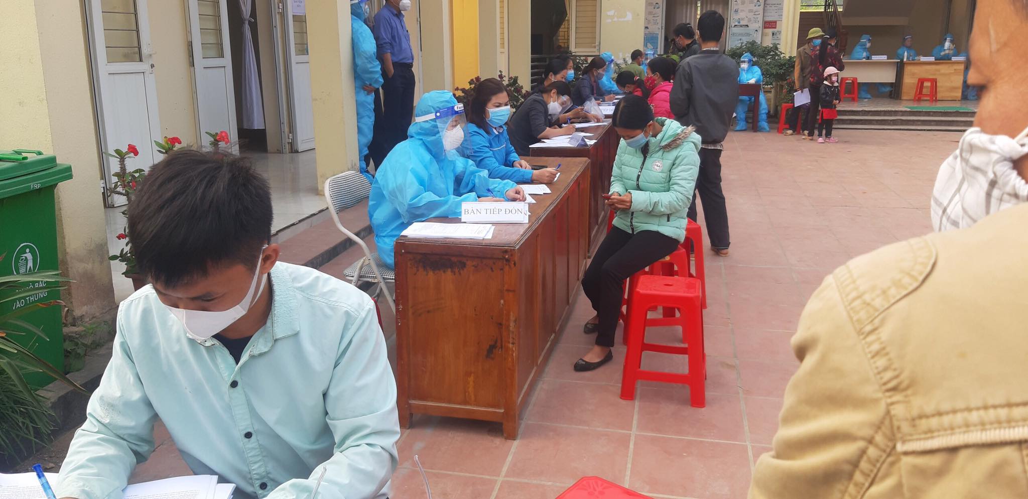 Trạm y tế xã Văn Lăng thực hiện tiêm vaccine Covid cho nhân dân